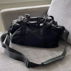 Lululemon yoga/gym duffel bag 19L